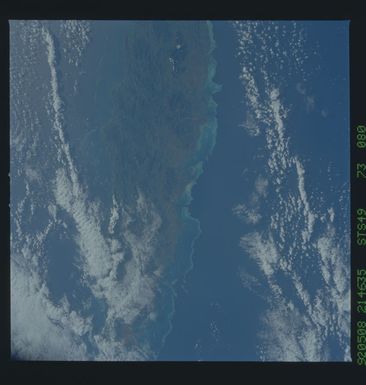 S49-73-080 - STS-049 - Earth observations taken during the STS-49 mission