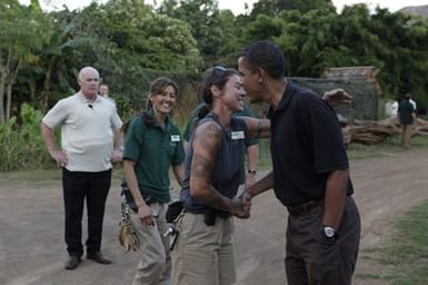 Barack, Michelle, Sasha, and Malia Obama Visit the Waikiki Zoo