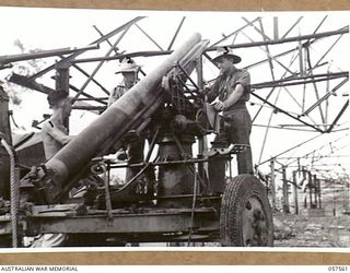 SALAMUA, NEW GUINEA. 1943-09-20. MEMBERS OF THE 162ND AUSTRALIAN LIGHT ANTI-AIRCRAFT BATTERY AIF, EXAMINING A CAPTURED AND DAMAGED 77MM JAPANESE FIELD ANTI-AIRCRAFT GUN. THEY ARE, LEFT TO RIGHT: ..