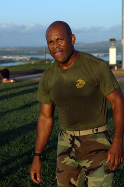 US Marine Corps (USMC) MASTER GUNNERY Sergeant (MGYSGT) Philips, Headquarters and Service Battalion (H&S BN), Marine Forces Pacific (MARFORPAC), Camp H. M. Smith, Hawaii (HI), takes a short break between exercises, while participating in a unit wide conditioning exercise to enhance their combat readiness and improve their personal physical fitness