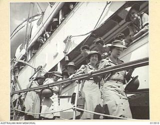 1942-11-11. AUSTRALIAN NURSES RETURN TO NEW GUINEA. DISEMBARKATION AT NEW GUINEA. (NEGATIVE BY G. SILK)