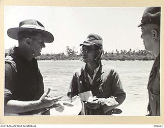 BONIS PENINSULA, BOUGAINVILLE. 1945-09-15. MEMBERS OF HEADQUARTERS 2 CORPS, PREPARED FOR SURRENDER DISCUSSIONS WITH THE JAPANESE, WENT ASHORE AT JAPANESE NAVAL HEADQUARTERS, BONIS PENINSULA. SHOWN, ..