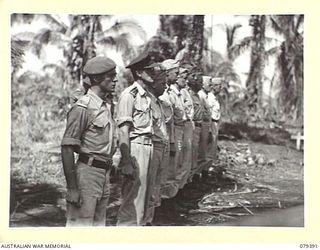 JACQUINOT BAY, NEW BRITAIN. 27 FEBRUARY 1945. AUSTRALIAN AND AMERICAN OFFICERS AT THE FUNERAL OF PRIVATE P. FANNIN, B COMPANY 594TH ENGINEER BOAT AND SHORE REGIMENT, UNITED STATES ARMY