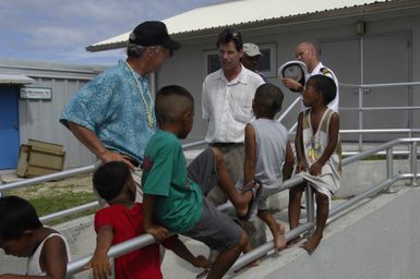 [Assignment: 48-DPA-SOI_K_Kwajalein_6-11-07] Pacific Islands Tour: Visit of Secretary Dirk Kempthorne [and aides] to Kwajalein Atoll, of the Republic of Marshall Islands [48-DPA-SOI_K_Kwajalein_6-11-07__DI14359.JPG]