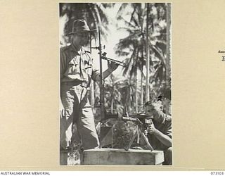 ALEXISHAFEN, NEW GUINEA. 1944-05-09. MEMBERS OF Z FIELD SECURITY SECTION ATTACHED TO 5TH DIVISION HOLD TWO OF FOUR JAPANESE WEAPONS IMPROVISED FROM AIRCRAFT GUNS. THEY SUGGEST AN ATTEMPT TO ..