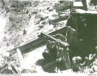 THE SOLOMON ISLANDS, 1945-01-12. ONE GUNCREW OF AN AIF 25 POUND BATTERY PREPARES FOR ACTION. (RNZAF OFFICIAL PHOTOGRAPH.)