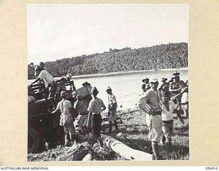 MUSCHU ISLAND, NEW GUINEA, 1945-09-11. JAPANESE PERSONNEL UNLOADING THEIR PERSONAL BELONGINGS AT MUSCHU ISLAND. AN ADVANCE PARTY OF 63 OFFICERS AND OTHER RANKS OF THE JAPANESE ARMY AND NAVY WAS ..