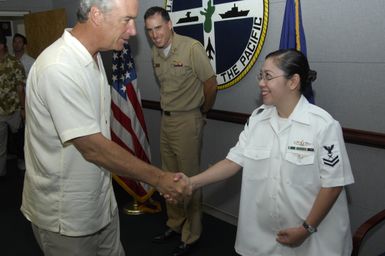 [Assignment: 48-DPA-SOI_K_Guam_6-6-7-07] Pacific Islands Tour: Visit of Secretary Dirk Kempthorne [and aides] to Guam, U.S. Territory [48-DPA-SOI_K_Guam_6-6-7-07__DI11496.JPG]