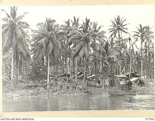 JACQUINOT BAY, NEW BRITAIN. 1944-11-18. PERSONNEL OF THE UNIT UNLOADING STORES AT THE ARMY CANTEEN SERVICE BULK STORE NO. 6 IN THE PALMALMAL PLANTATION