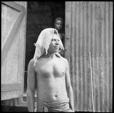 Man wearing a dishcloth on his head, Awar, Sepik River, New Guinea, 1935, 2 / Sarah Chinnery