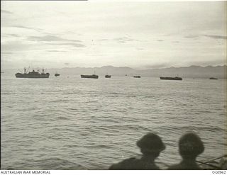 AITAPE AREA, NORTH EAST NEW GUINEA. 1944-04-22. US AND RAAF TROOPS WATCH FROM THE DECK OF A LANDING SHIP, TANK (LST) THE ALLIED CONVOY COMING IN FOR THE LANDING AT KAROKO VILLAGE NEAR AITAPE