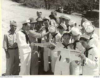 1943-06-18. NEW GUINEA. NEWSPAPERS PUBLISHED BY THE ARMY ARE ON OF THE MOST POPULAR AMENITIES FOR THE TROOPS. THIS PICTURE SHOWS PARTY OF AMERICAN SAILORS RECEIVING COPIES FROM CPL. A. JOLLY (U.S. ..