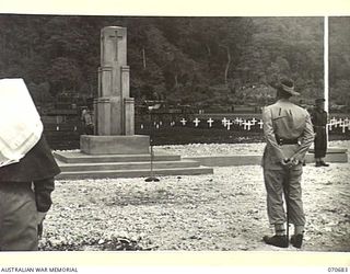 FINSCHHAFEN, NEW GUINEA, 1944-02-29. VX20308 MAJOR-GENERAL F.H. BERRYMAN, CBE, DSO, OFFICER COMMANDING 2ND AUSTRALIAN CORPS (1), FACING THE MEMORIAL DURING THE OFFICIAL OPENING OF THE FINSCHHAFEN ..