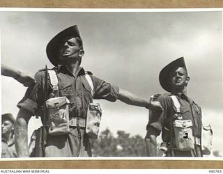 POM POM VALLEY, NEW GUINEA. 1943-11-27. SX2340 LANCE CORPORAL K. A. WILLSON. (1) AND SX855 PRIVATE A. W. RAMSDEN. (2) BOTH OF THE 2/10TH AUSTRALIAN INFANTRY BATTALION AND MEMBERS OF THE CHAMPION ..