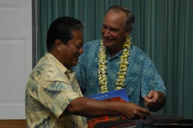 [Assignment: 48-DPA-SOI_K_Majuro_6-11-12-07] Pacific Islands Tour: Visit of Secretary Dirk Kempthorne [and aides] to Majuro Atoll, of the Republic of Marshall Islands [48-DPA-SOI_K_Majuro_6-11-12-07__DI14510.JPG]