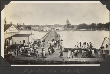 Departure from Nukuʾalofa, Tonga, 1929 / C.M. Yonge