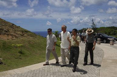 [Assignment: 48-DPA-SOI_K_Guam_6-6-7-07] Pacific Islands Tour: Visit of Secretary Dirk Kempthorne [and aides] to Guam, U.S. Territory [48-DPA-SOI_K_Guam_6-6-7-07__DI11370.JPG]