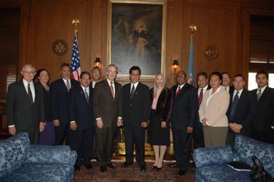 [Assignment: 48-DPA-02-05-08_SOI_K_Mori] Secretary Dirk Kempthorne [meeting at Main Interior] with delegation from the Federated States of Micronesia, led by Micronesia President Emanuel Mori [48-DPA-02-05-08_SOI_K_Mori_DOI_9662.JPG]