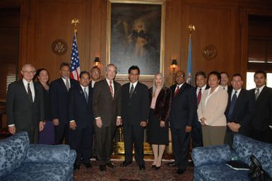 [Assignment: 48-DPA-02-05-08_SOI_K_Mori] Secretary Dirk Kempthorne [meeting at Main Interior] with delegation from the Federated States of Micronesia, led by Micronesia President Emanuel Mori [48-DPA-02-05-08_SOI_K_Mori_DOI_9662.JPG]