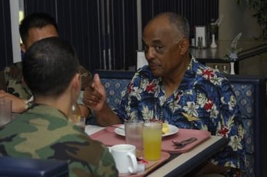 [Assignment: 48-DPA-SOI_K_Guam_6-6-7-07] Pacific Islands Tour: Visit of Secretary Dirk Kempthorne [and aides] to Guam, U.S. Territory [48-DPA-SOI_K_Guam_6-6-7-07__DI12013.JPG]