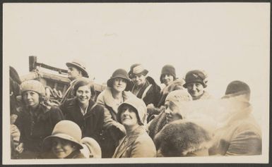 Passengers transferring from the Aorangi to Motuihe Island, February 1930