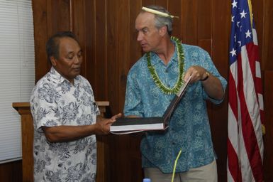 [Assignment: 48-DPA-SOI_K_Pohnpei_6-10-11-07] Pacific Islands Tour: Visit of Secretary Dirk Kempthorne [and aides] to Pohnpei Island, of the Federated States of Micronesia [48-DPA-SOI_K_Pohnpei_6-10-11-07__DI13731.JPG]