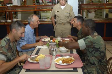 [Assignment: 48-DPA-SOI_K_Guam_6-6-7-07] Pacific Islands Tour: Visit of Secretary Dirk Kempthorne [and aides] to Guam, U.S. Territory [48-DPA-SOI_K_Guam_6-6-7-07__DI12008.JPG]