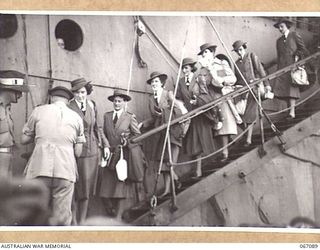 TOWNSVILLE, NORTH QUEENSLAND, AUSTRALIA. 1944-06-27. AUSTRALIAN ARMY NURSING SERVICE PERSONNEL DISEMBARKING FROM THE H.M.T. "ORMISTON" ON THEIR RETURN FROM NEW GUINEA