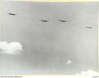1943-04-13. NEW GUINEA. LOCKHEED LIGHTNINGS (P38) IN FLIGHT. (NEGATIVE BY N. BROWN)