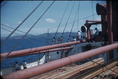 Changsha coming to port : Port Moresby, Papua New Guinea, 1953 / Terence and Margaret Spencer