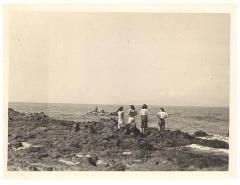 Blase Camacho y sus amigas mirando a los pescadores desde la costa