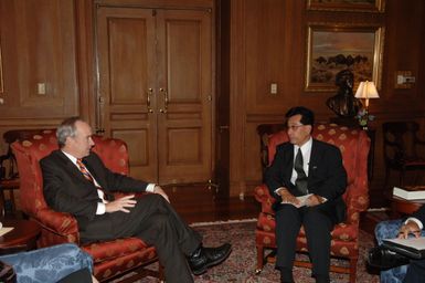 [Assignment: 48-DPA-02-05-08_SOI_K_Mori] Secretary Dirk Kempthorne [meeting at Main Interior] with delegation from the Federated States of Micronesia, led by Micronesia President Emanuel Mori [48-DPA-02-05-08_SOI_K_Mori_DOI_9646.JPG]