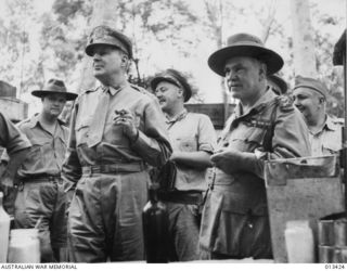 1942-10-12. GENERAL MACARTHUR AND GENERAL BLAMEY STOP AT A CANTEEN DURING THEIR TOUR OF THE NEW GUINEA BATTLE AREA. (NEGATIVE BY BOTTOMLEY)