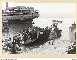 JACQUINOT BAY, NEW BRITAIN. 1945-09-09. TROOPS OF THE 4 INFANTRY BRIGADE BOARDING BARGES FOR TRANSPORTATION TO HMAS MANOORA. THE MANOORA CARRIED TROOPS FOR THE OCCUPATION OF THE RABAUL AREA, ..