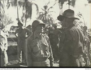 AITAPE, NORTH EAST NEW GUINEA. 1944-05-02. COLONEL LLOYD (LEFT), AIDE TO GENERAL DOUGLAS MACARTHUR, CONVEYS THANKS AND CONGRATULATIONS TO WING COMMANDER W. A. C. DALE RAAF FOR THE EXCELLENT WORK BY ..