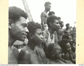 GABENSIS, NEW GUINEA, 1944-03-02. A FAMILY GROUP AT GABENSIS VILLAGE