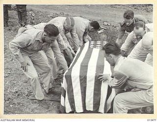 1942-10-29. NEW GUINEA. FUNERAL OF NEW YORK TIMES WAR CORRESPONDENT, BYRON DARNTON, AT THE MILITARY CEMETERY AT PORT MORESBY. PALL-BEARERS WERE WAR CORRESPONDENTS FOUR WERE AMERICAN, ONE ENGLISH, ..