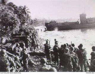 DUTCH NEW GUINEA 1944-04-22. A NAVY LANDING CRAFT INFANTRY (LCI) DISEMBARKS AMERICAN TROOPS AT HOLLANDIA. THIS LANDING EFFECTIVELY BYPASSED THE JAPANESE STRONGHOLDS OF WEWAK AND MADANG AND CAPTURED ..