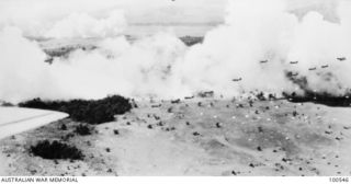 Markham Valley, New Guinea. 1943-09-05. Screened by dense smoke, paratroopers of 503 US Paratroop Infantry Regiment and Gunners of 2/4th Australian Field Regiment with their 25 pounders land ..