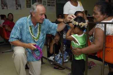 [Assignment: 48-DPA-SOI_K_Pohnpei_6-10-11-07] Pacific Islands Tour: Visit of Secretary Dirk Kempthorne [and aides] to Pohnpei Island, of the Federated States of Micronesia [48-DPA-SOI_K_Pohnpei_6-10-11-07__DI13772.JPG]