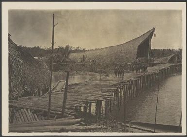 Kau longhouse exterior, Kaimare village, Gulf Province, Papua New Guinea, October 1922 / Frank Hurley