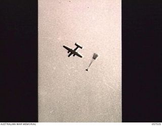 NEW GUINEA. 1943-07-24. EXPERIMENTAL DROP OF AN AMERICAN MOUNTAIN GUN FROM AN AIRCRAFT BY PARACHUTE AT JACKSON'S AIRFIELD