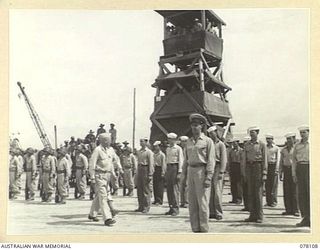 TOROKINA, BOUGAINVILLE ISLAND. 1944-12-15. MAJOR GENERAL O.W. GRISWOLD, COMMANDING GENERAL, 14TH UNITED STATES CORPS INSPECTING UNITED STATES SAILORS AT NO 4 WHARF BEFORE BOARDING A SHIP FOR HOME