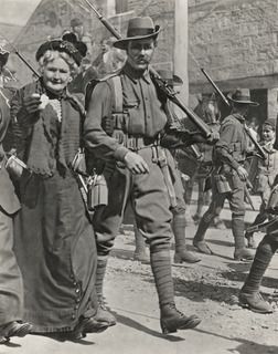 SYDNEY, NSW, 1914-08-14. HER SOLDIER SON. THE FIRST BATCH OF AUSTRALIAN TROOPS, 1 AUSTRALIAN NAVAL AND MILITARY EXPEDITIONARY FORCE (AN&MEF) TO LEAVE AUSTRALIA FOR RABAUL. THEY ARE SEEN MARCHING TO ..