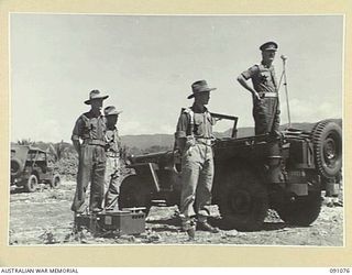 JACQUINOT BAY, NEW BRITAIN, 1945-04-21. BRIGADIER C.R.V. EDGAR COMMANDER 4 INFANTRY BRIGADE (4), SPEAKING TO MEN OF 37/52 INFANTRY BATTALION. IDENTIFIED PERSONNEL ARE:- MAJOR W.J. MCPHERSON (1); ..