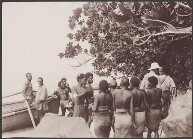 Southern Cross passengers and villagers on beach at Vanikolo, Santa Cruz Islands, 1906 / J.W. Beattie