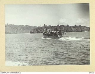 CAPE TURNER, HENRY REID BAY, NEW BRITAIN. 1945-02-17. AN LCM (LANDING CRAFT MECHANISED) LOADED WITH TROOPS OF HEADQUARTERS, 6TH INFNATRY BRIGADE APPROACHING BROWN ISLAND NEAR KAMANDRAN