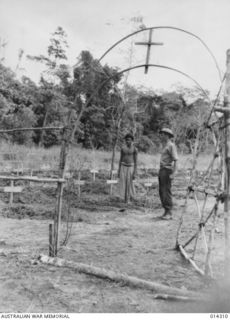 1943-02-04. NEW GUINEA. GRAVE OF CHAPLAIN C.M. COX. (NEGATIVE BY BOTTOMLEY)