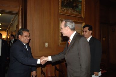 [Assignment: 48-DPA-02-05-08_SOI_K_Mori] Secretary Dirk Kempthorne [meeting at Main Interior] with delegation from the Federated States of Micronesia, led by Micronesia President Emanuel Mori [48-DPA-02-05-08_SOI_K_Mori_DOI_9622.JPG]