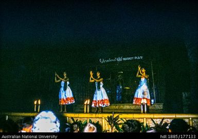 Oahu - International Market - sacred Hawaiian dance in honour of Pele